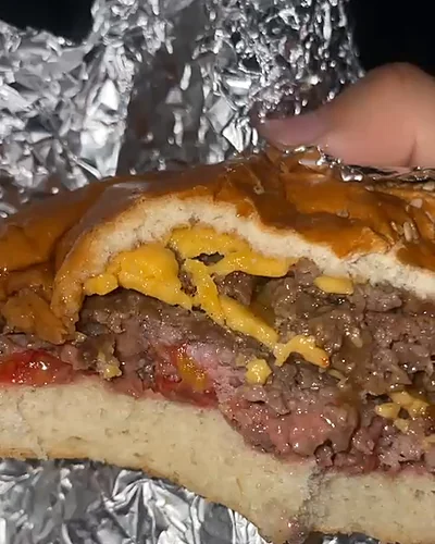 Corte de la Burger Amante Clásica: dos carnes smash y queso americano